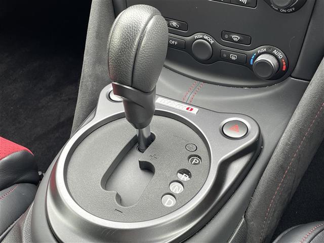フェアレディＺ ニスモ　ワンオーナー　純正ナビ　ＤＶＤ／ＤＴＶ　バックカメラ　ステアリングスイッチ　ＮＩＳＭＯ専用ＲＥＣＡＲＯシート　ＮＩＳＭＯ専用フロアマット　ＮＩＳＭＯマフラー　ＮＩＳＭＯタワーバー　ＢＯＳＥサウンド（11枚目）