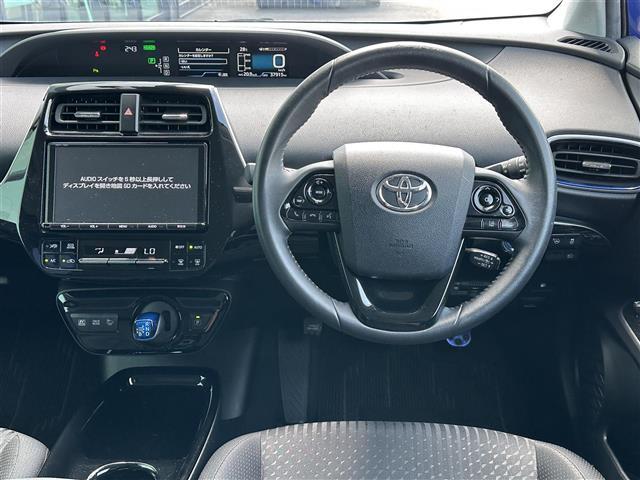 プリウス Ｓセーフティプラス　ツートーン　純正９インチナビ　ＡＭ／ＦＭ／ＣＤ／ＤＶＤ／ＢＴ　フルセグＴＶ　バックカメラ　ドライブレコーダー　レーダークルーズコントロール　パーキングアシスト　ビルトインＥＴＣ　ＬＥＤライト　オートハイビーム（2枚目）