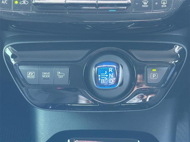 プリウス Ｓセーフティプラス　ツートーン　純正９インチナビ　ＡＭ／ＦＭ／ＣＤ／ＤＶＤ／ＢＴ　フルセグＴＶ　バックカメラ　ドライブレコーダー　レーダークルーズコントロール　パーキングアシスト　ビルトインＥＴＣ　ＬＥＤライト　オートハイビーム（5枚目）