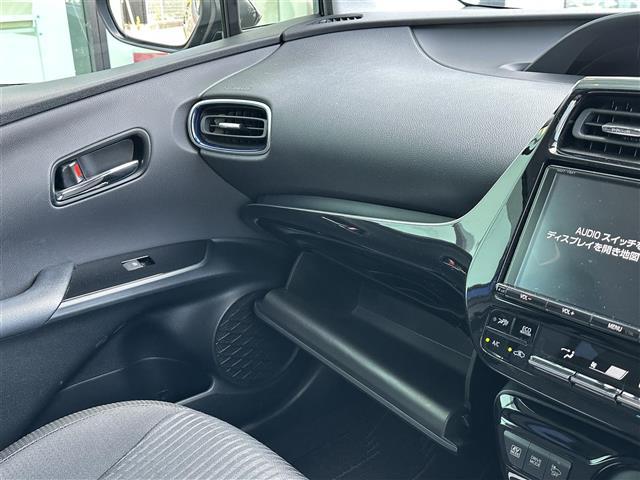 プリウス Ｓセーフティプラス　ツートーン　純正９インチナビ　ＡＭ／ＦＭ／ＣＤ／ＤＶＤ／ＢＴ　フルセグＴＶ　バックカメラ　ドライブレコーダー　レーダークルーズコントロール　パーキングアシスト　ビルトインＥＴＣ　ＬＥＤライト　オートハイビーム（6枚目）