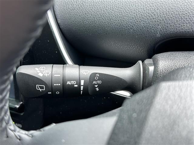 プリウス Ｓセーフティプラス　ツートーン　純正９インチナビ　ＡＭ／ＦＭ／ＣＤ／ＤＶＤ／ＢＴ　フルセグＴＶ　バックカメラ　ドライブレコーダー　レーダークルーズコントロール　パーキングアシスト　ビルトインＥＴＣ　ＬＥＤライト　オートハイビーム（9枚目）