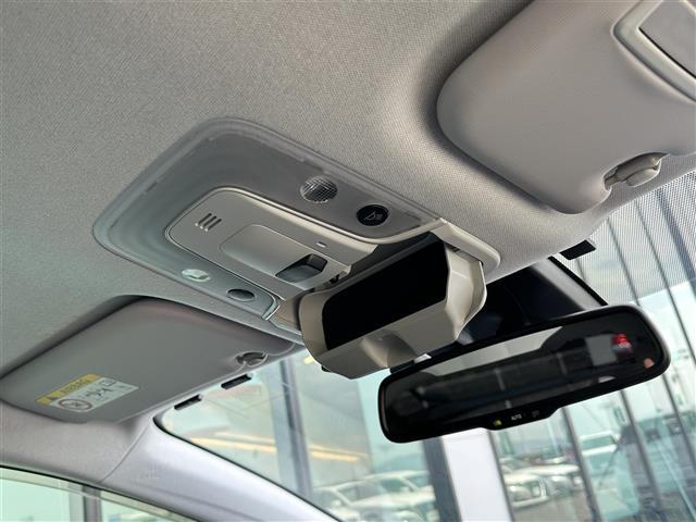 プリウス Ｓセーフティプラス　ツートーン　純正９インチナビ　ＡＭ／ＦＭ／ＣＤ／ＤＶＤ／ＢＴ　フルセグＴＶ　バックカメラ　ドライブレコーダー　レーダークルーズコントロール　パーキングアシスト　ビルトインＥＴＣ　ＬＥＤライト　オートハイビーム（14枚目）