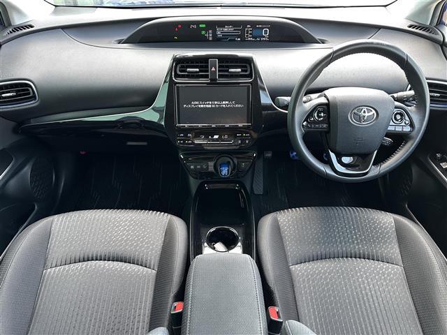 プリウス Ｓセーフティプラス　ツートーン　純正９インチナビ　ＡＭ／ＦＭ／ＣＤ／ＤＶＤ／ＢＴ　フルセグＴＶ　バックカメラ　ドライブレコーダー　レーダークルーズコントロール　パーキングアシスト　ビルトインＥＴＣ　ＬＥＤライト　オートハイビーム（26枚目）