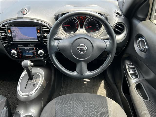 ジューク １５ＲＸ　ワンオーナー　純正ナビ　ＡＭ／ＦＭ／ＣＤ／ＤＶＤ／ＢＴ　全周囲カメラ　ＥＴＣ　　オートライト　ＨＩＤライト　フォグランプ　純正フロアマット　アイドリングストップ　スマートキー（3枚目）
