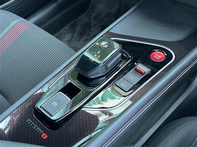 オーラ ニスモ　純正ナビ　ＡＭ／ＦＭ／ＵＳＢ／ＢＴ／ＨＤＭＩ　フルセグＴＶ　ＮＩＳＭＯエアロ装着車　ＮＩＳＭＯ仕様ステアリング　ＮＩＳＭＯ仕様シート　ドライブレコーダー　衝突軽減ブレーキ　車線逸脱防止　全方位カメラ（8枚目）