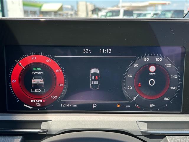 オーラ ニスモ　純正ナビ　ＡＭ／ＦＭ／ＵＳＢ／ＢＴ／ＨＤＭＩ　フルセグＴＶ　ＮＩＳＭＯエアロ装着車　ＮＩＳＭＯ仕様ステアリング　ＮＩＳＭＯ仕様シート　ドライブレコーダー　衝突軽減ブレーキ　車線逸脱防止　全方位カメラ（10枚目）