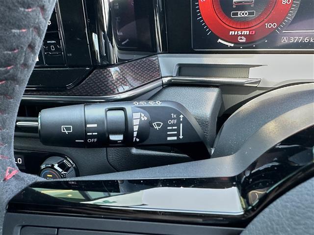 オーラ ニスモ　純正ナビ　ＡＭ／ＦＭ／ＵＳＢ／ＢＴ／ＨＤＭＩ　フルセグＴＶ　ＮＩＳＭＯエアロ装着車　ＮＩＳＭＯ仕様ステアリング　ＮＩＳＭＯ仕様シート　ドライブレコーダー　衝突軽減ブレーキ　車線逸脱防止　全方位カメラ（11枚目）