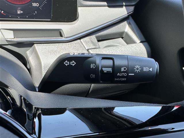 オーラ ニスモ　純正ナビ　ＡＭ／ＦＭ／ＵＳＢ／ＢＴ／ＨＤＭＩ　フルセグＴＶ　ＮＩＳＭＯエアロ装着車　ＮＩＳＭＯ仕様ステアリング　ＮＩＳＭＯ仕様シート　ドライブレコーダー　衝突軽減ブレーキ　車線逸脱防止　全方位カメラ（12枚目）