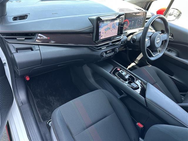 オーラ ニスモ　純正ナビ　ＡＭ／ＦＭ／ＵＳＢ／ＢＴ／ＨＤＭＩ　フルセグＴＶ　ＮＩＳＭＯエアロ装着車　ＮＩＳＭＯ仕様ステアリング　ＮＩＳＭＯ仕様シート　ドライブレコーダー　衝突軽減ブレーキ　車線逸脱防止　全方位カメラ（19枚目）