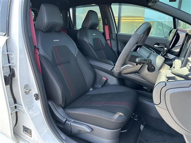 オーラ ニスモ　純正ナビ　ＡＭ／ＦＭ／ＵＳＢ／ＢＴ／ＨＤＭＩ　フルセグＴＶ　ＮＩＳＭＯエアロ装着車　ＮＩＳＭＯ仕様ステアリング　ＮＩＳＭＯ仕様シート　ドライブレコーダー　衝突軽減ブレーキ　車線逸脱防止　全方位カメラ（22枚目）