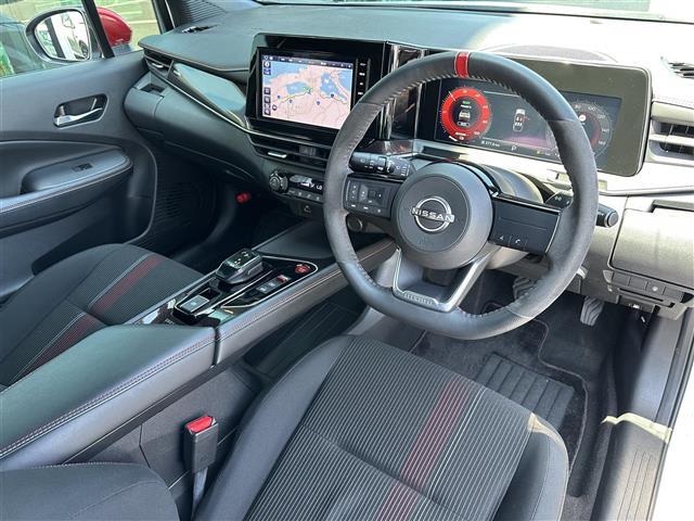 オーラ ニスモ　純正ナビ　ＡＭ／ＦＭ／ＵＳＢ／ＢＴ／ＨＤＭＩ　フルセグＴＶ　ＮＩＳＭＯエアロ装着車　ＮＩＳＭＯ仕様ステアリング　ＮＩＳＭＯ仕様シート　ドライブレコーダー　衝突軽減ブレーキ　車線逸脱防止　全方位カメラ（23枚目）