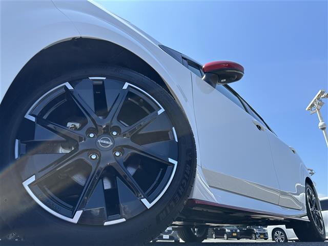 オーラ ニスモ　純正ナビ　ＡＭ／ＦＭ／ＵＳＢ／ＢＴ／ＨＤＭＩ　フルセグＴＶ　ＮＩＳＭＯエアロ装着車　ＮＩＳＭＯ仕様ステアリング　ＮＩＳＭＯ仕様シート　ドライブレコーダー　衝突軽減ブレーキ　車線逸脱防止　全方位カメラ（33枚目）