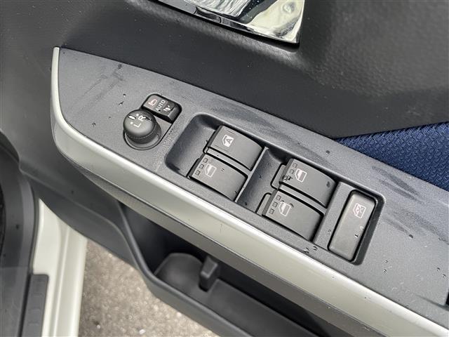 ルーミー カスタムＧ　純正ナビ（ＡＭ／ＦＭ／Ｂｌｕｅｔｏｏｔｈ／ＣＤ／ＤＶＤ）／フルセグテレビ／全方位カメラ／両側パワースライドドア／クルーズコントロール／コーナーセンサー／純正アルミホイール／オートマチックハビーム（17枚目）