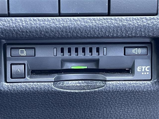 ＲＡＶ４ ハイブリッドＧ　純正ＳＤナビ／フルセグテレビ／ＣＤ／ＤＶＤ／Ｂｌｕｅｔｏｏｔｈ／ＨＤＭＩ／ＥＴＣ／追従型クルーズコントロール／電動リアゲート／レザーシート／シートヒーター／ハンドルヒーター／パワーシート／ルーフレール（17枚目）