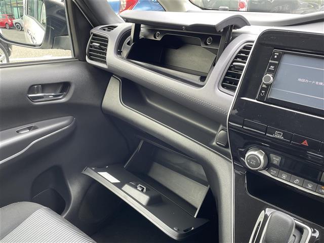 セレナ ｅ－パワー　ハイウェイスターＶ　取扱い説明書／純正ナビ／Ｂｌｕｅｔｏｏｔｈ／フルセグテレビ／ＡＭ／ＦＭ／ＵＳＢ／ＣＤ／ＤＶＤ／フリップダウンモニター／全周囲カメラ／クルーズコントロール／ＷＡＣ／両側パワースライドドア／横滑り防止（13枚目）