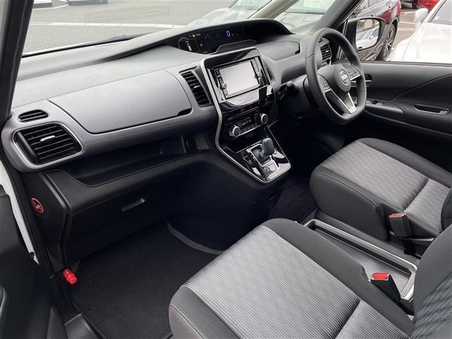 セレナ ｅ－パワー　ハイウェイスターＶ　取扱い説明書／純正ナビ／Ｂｌｕｅｔｏｏｔｈ／フルセグテレビ／ＡＭ／ＦＭ／ＵＳＢ／ＣＤ／ＤＶＤ／フリップダウンモニター／全周囲カメラ／クルーズコントロール／ＷＡＣ／両側パワースライドドア／横滑り防止（25枚目）