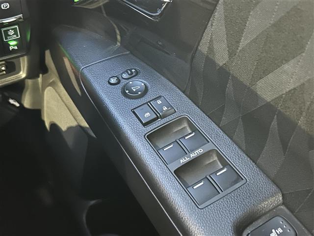 オデッセイハイブリッド ハイブリッドアブソルート・EXホンダセンシング ディスプレイオーディオ/フリップダウンモニター/両側パワースライドドア/マルチビューカメラ/ブラインドスポットモニター/パワーシート/シートヒーター/オットマン/ホンダセンシング/ビルトインETC(25枚目)