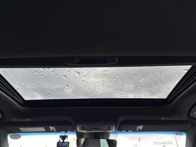 クラウンハイブリッド ＲＳ　リミテッド　サンルーフ・純正ナビ・フルセグテレビ・全周囲カメラ・プリクラッシュ・レーダークルーズ・ブラインドスポット・前席シートヒーター・リアクロストラフィック・前後ドラレコ・ビルトインＥＴＣ・純正１８ＡＷ（17枚目）