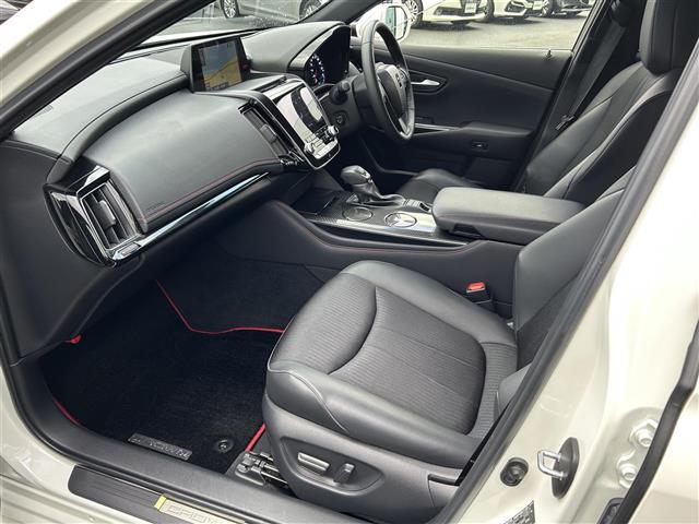 クラウンハイブリッド ＲＳ　リミテッド　サンルーフ・純正ナビ・フルセグテレビ・全周囲カメラ・プリクラッシュ・レーダークルーズ・ブラインドスポット・前席シートヒーター・リアクロストラフィック・前後ドラレコ・ビルトインＥＴＣ・純正１８ＡＷ（26枚目）