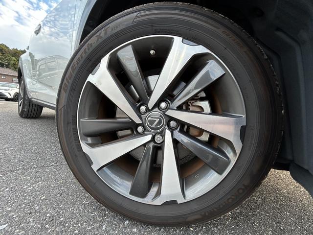 NX NX300h Iパッケージ 純正メーカーナビ・パノラミックビューモニター・レクサスセーフティシステム・プリクラッシュセーフティ・レーダークルーズコントロール・レーントレーシングアシスト・オートマチックハイビーム・スペアキー(9枚目)