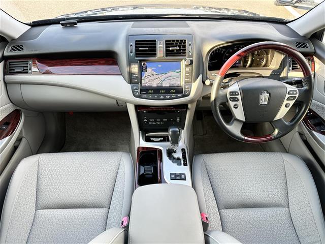 クラウン ロイヤルサルーン　純正ＨＤＤナビ・バックカメラ・プッシュスタート・ビルトインＥＴＣ・クルーズコントロール・前席パワーシート・純正１６インチＡＷ・ＨＩＤオートライト・スマートキー・純正フロアマット・禁煙車（2枚目）