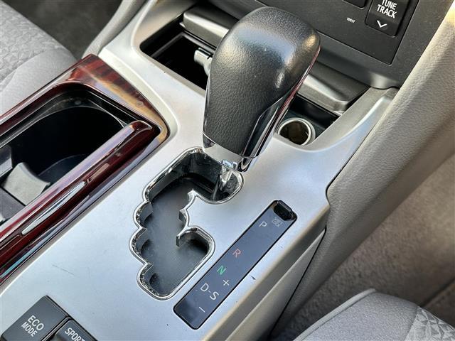 クラウン ロイヤルサルーン　純正ＨＤＤナビ・バックカメラ・プッシュスタート・ビルトインＥＴＣ・クルーズコントロール・前席パワーシート・純正１６インチＡＷ・ＨＩＤオートライト・スマートキー・純正フロアマット・禁煙車（11枚目）