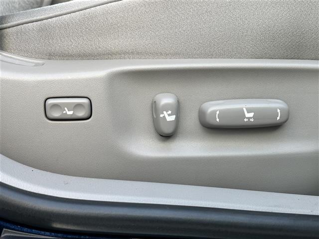 クラウン ロイヤルサルーン　純正ＨＤＤナビ・バックカメラ・プッシュスタート・ビルトインＥＴＣ・クルーズコントロール・前席パワーシート・純正１６インチＡＷ・ＨＩＤオートライト・スマートキー・純正フロアマット・禁煙車（17枚目）