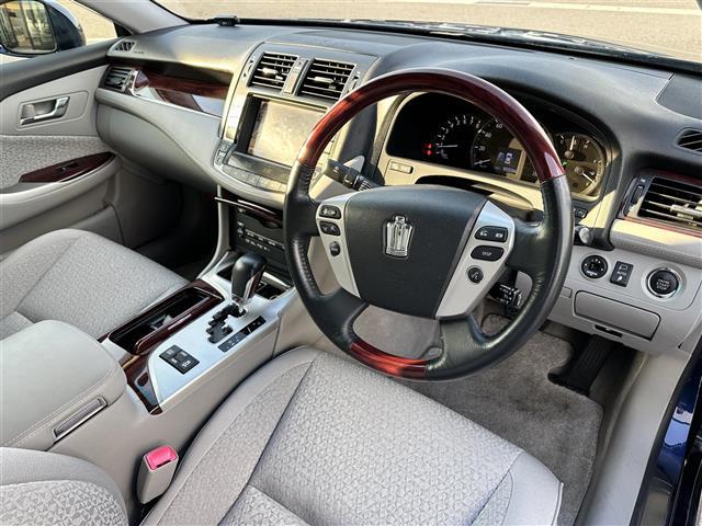 クラウン ロイヤルサルーン　純正ＨＤＤナビ・バックカメラ・プッシュスタート・ビルトインＥＴＣ・クルーズコントロール・前席パワーシート・純正１６インチＡＷ・ＨＩＤオートライト・スマートキー・純正フロアマット・禁煙車（18枚目）