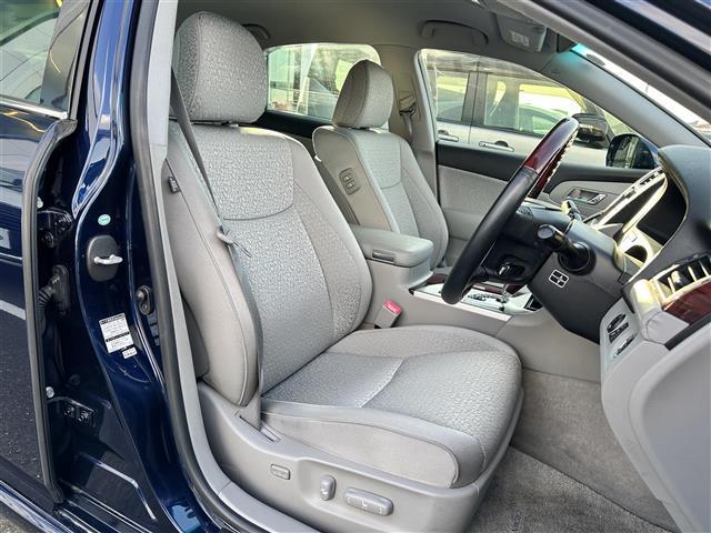 クラウン ロイヤルサルーン　純正ＨＤＤナビ・バックカメラ・プッシュスタート・ビルトインＥＴＣ・クルーズコントロール・前席パワーシート・純正１６インチＡＷ・ＨＩＤオートライト・スマートキー・純正フロアマット・禁煙車（19枚目）