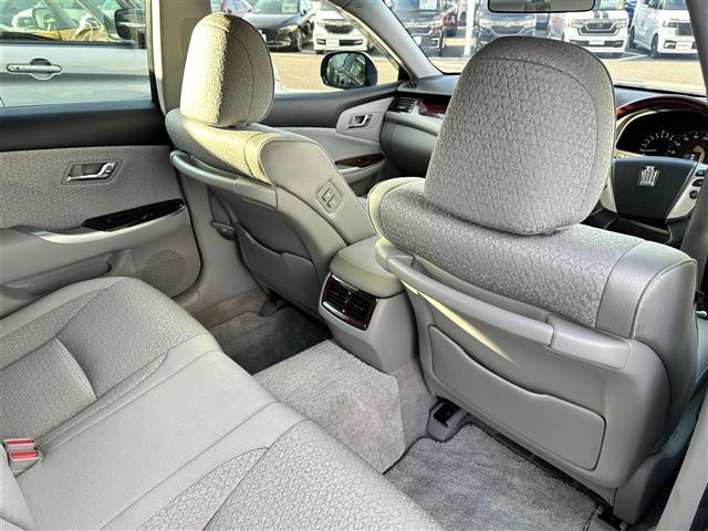 クラウン ロイヤルサルーン　純正ＨＤＤナビ・バックカメラ・プッシュスタート・ビルトインＥＴＣ・クルーズコントロール・前席パワーシート・純正１６インチＡＷ・ＨＩＤオートライト・スマートキー・純正フロアマット・禁煙車（20枚目）