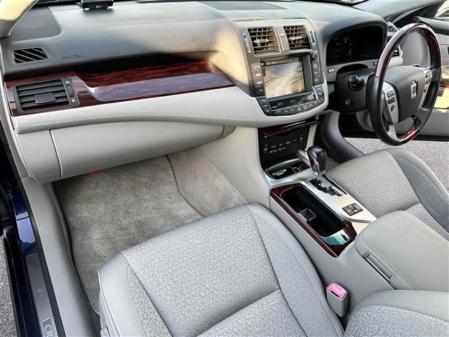 クラウン ロイヤルサルーン　純正ＨＤＤナビ・バックカメラ・プッシュスタート・ビルトインＥＴＣ・クルーズコントロール・前席パワーシート・純正１６インチＡＷ・ＨＩＤオートライト・スマートキー・純正フロアマット・禁煙車（22枚目）