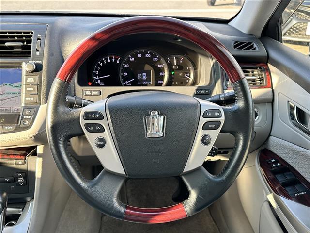 クラウン ロイヤルサルーン　純正ＨＤＤナビ・バックカメラ・プッシュスタート・ビルトインＥＴＣ・クルーズコントロール・前席パワーシート・純正１６インチＡＷ・ＨＩＤオートライト・スマートキー・純正フロアマット・禁煙車（28枚目）