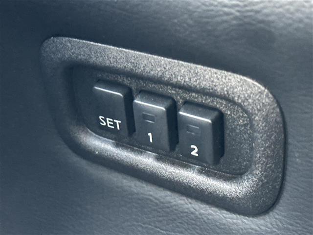 エルグランド ２５０ハイウェイスタープレミアムアーバンクロム　ワンオーナー・純正ナビ・フルセグＴＶ・純正ＡＷ・両側Ｐスラ・パワーバックドア・エマージェンシーブレーキ・ブラインドスポットモニター・純正フロントスポイラー・全方位カメラ・パワーシート・ＬＥＤライト（17枚目）