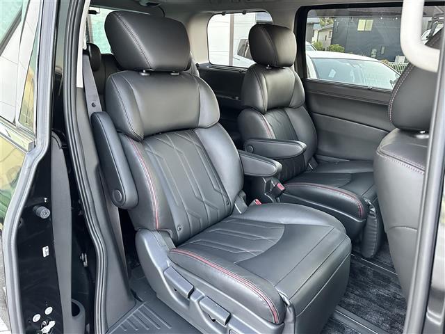 エルグランド ２５０ハイウェイスタープレミアムアーバンクロム　ワンオーナー・純正ナビ・フルセグＴＶ・純正ＡＷ・両側Ｐスラ・パワーバックドア・エマージェンシーブレーキ・ブラインドスポットモニター・純正フロントスポイラー・全方位カメラ・パワーシート・ＬＥＤライト（21枚目）