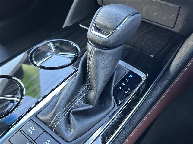 クラウンハイブリッド Ｓ　Ｃパッケージ　純正ＳＤナビ・フルセグテレビ・バックカメラ・プリクラッシュセーフティ・レーダークルーズ・レーンキープ・クリアランスソナー・ブラインドスポット・パーキングサポート・ヘッドアップディスプレイ・純正１８ＡＷ（6枚目）