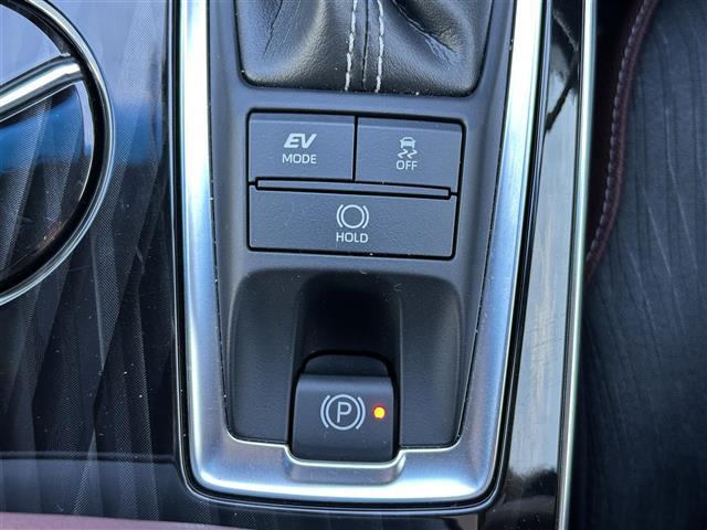 クラウンハイブリッド Ｓ　Ｃパッケージ　純正ＳＤナビ・フルセグテレビ・バックカメラ・プリクラッシュセーフティ・レーダークルーズ・レーンキープ・クリアランスソナー・ブラインドスポット・パーキングサポート・ヘッドアップディスプレイ・純正１８ＡＷ（7枚目）