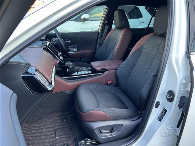 クラウンハイブリッド Ｓ　Ｃパッケージ　純正ＳＤナビ・フルセグテレビ・バックカメラ・プリクラッシュセーフティ・レーダークルーズ・レーンキープ・クリアランスソナー・ブラインドスポット・パーキングサポート・ヘッドアップディスプレイ・純正１８ＡＷ（22枚目）