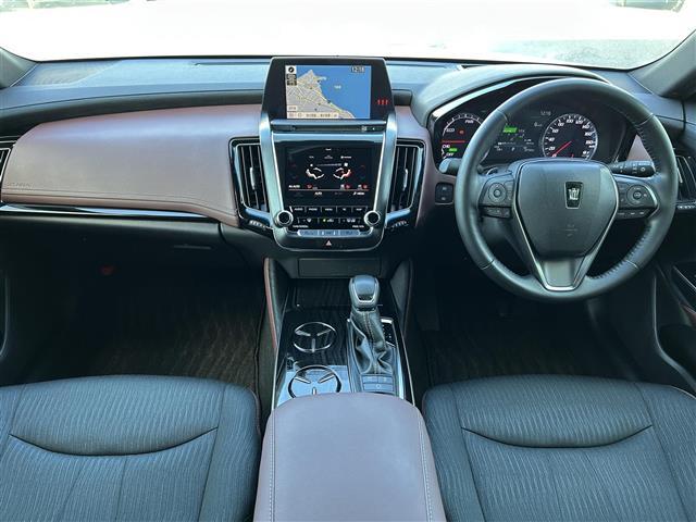 クラウンハイブリッド Ｓ　Ｃパッケージ　純正ＳＤナビ・フルセグテレビ・バックカメラ・プリクラッシュセーフティ・レーダークルーズ・レーンキープ・クリアランスソナー・ブラインドスポット・パーキングサポート・ヘッドアップディスプレイ・純正１８ＡＷ（42枚目）