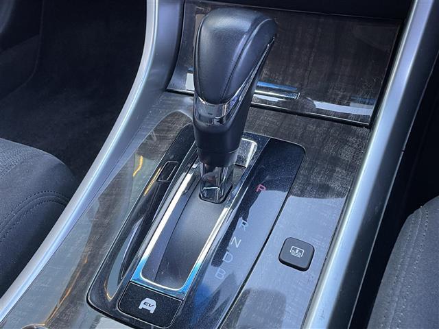 アコードハイブリッド EX 純正ナビ・フルセグTV・バックカメラ・ETC・電動リアサンシェード・前席パワーシート・社外フロアマット・純正17インチAW・レーダークルーズコントロール・前後コーナーセンサー・LEDヘッドライト・取説(8枚目)