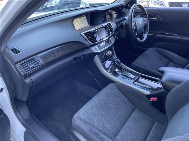 アコードハイブリッド EX 純正ナビ・フルセグTV・バックカメラ・ETC・電動リアサンシェード・前席パワーシート・社外フロアマット・純正17インチAW・レーダークルーズコントロール・前後コーナーセンサー・LEDヘッドライト・取説(25枚目)