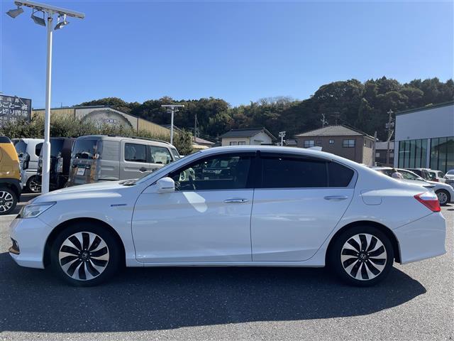 アコードハイブリッド EX 純正ナビ・フルセグTV・バックカメラ・ETC・電動リアサンシェード・前席パワーシート・社外フロアマット・純正17インチAW・レーダークルーズコントロール・前後コーナーセンサー・LEDヘッドライト・取説(35枚目)