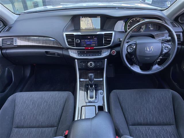 アコードハイブリッド EX 純正ナビ・フルセグTV・バックカメラ・ETC・電動リアサンシェード・前席パワーシート・社外フロアマット・純正17インチAW・レーダークルーズコントロール・前後コーナーセンサー・LEDヘッドライト・取説(42枚目)