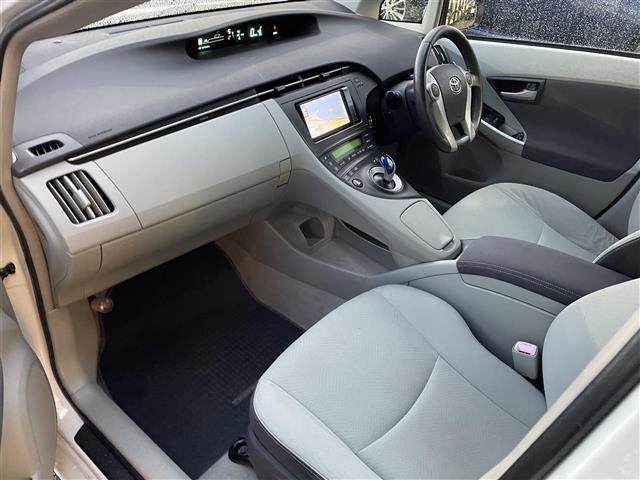 プリウス Ｓ　ＬＥＤエディション　純正ナビ・プッシュスタート・ステアリングスイッチ・ビルトインＥＴＣ・バックカメラ・ヘッドライトウォッシャー・ＬＥＤライト・フォグライト・純正フロアマット・スマートスペアキー・ドアバイザー・パワステ（24枚目）