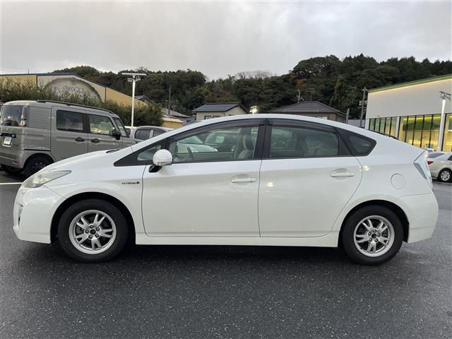 プリウス Ｓ　ＬＥＤエディション　純正ナビ・プッシュスタート・ステアリングスイッチ・ビルトインＥＴＣ・バックカメラ・ヘッドライトウォッシャー・ＬＥＤライト・フォグライト・純正フロアマット・スマートスペアキー・ドアバイザー・パワステ（30枚目）