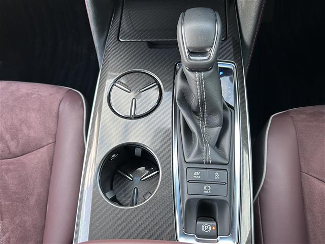 クラウンハイブリッド ＲＳアドバンス　純正ＳＤナビ（フルセグテレビ／ＡＭ／ＦＭラジオ／ＣＤ／ＤＶＤ／ＵＳＢ／Ｂｌｕｅｔｏｏｔｈ）・クルーズコントロール（追従走行あり）・アラウンドビューモニター・ブラインドスポットモニター・フォグランプ（17枚目）