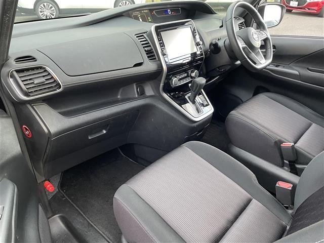 セレナ ハイウェイスター　プロパイロットエディション　純正９インチナビ・フリップダウンモニター・バックカメラ・プロパイロット・エマージェンシーブレーキ・レーンアシスト・コーナーセンサー・プッシュスタート・スマートキー・横滑り防止装置・ＬＥＤヘッドライト（22枚目）