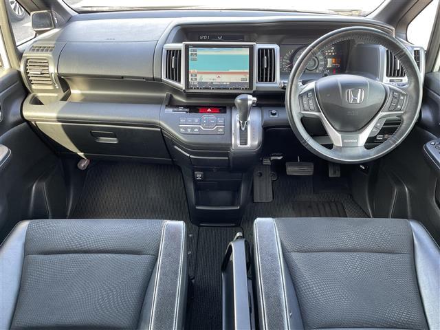 ステップワゴンスパーダ Ｚ　クールスピリット　純正ナビ・フルセグテレビ・バックカメラ・両側パワースライドドア・クルーズコントロール・ウィンカーミラー・パドルシフト・横滑り防止装置・オートライト・ドアバイザー・純正フロアマット・ＥＴＣ・純正ＡＷ（2枚目）