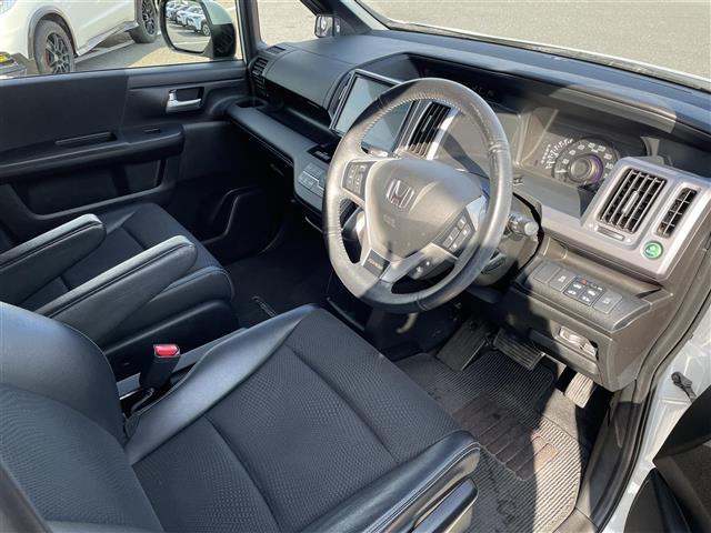 ステップワゴンスパーダ Ｚ　クールスピリット　純正ナビ・フルセグテレビ・バックカメラ・両側パワースライドドア・クルーズコントロール・ウィンカーミラー・パドルシフト・横滑り防止装置・オートライト・ドアバイザー・純正フロアマット・ＥＴＣ・純正ＡＷ（17枚目）