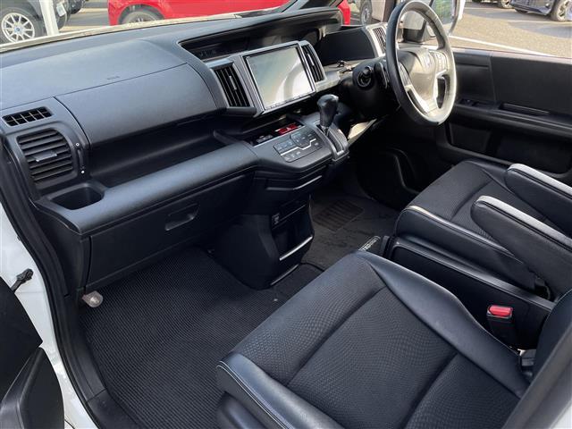 ステップワゴンスパーダ Ｚ　クールスピリット　純正ナビ・フルセグテレビ・バックカメラ・両側パワースライドドア・クルーズコントロール・ウィンカーミラー・パドルシフト・横滑り防止装置・オートライト・ドアバイザー・純正フロアマット・ＥＴＣ・純正ＡＷ（21枚目）