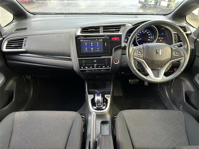 フィットハイブリッド Sパッケージ 純正ナビ・フルセグ・HDMI・バックカメラ・ETC・LEDヘッドライト・フォグ・プッシュスタート・あんしんパッケージ・純正フロアマット・純正16インチAW・ウィンカーミラー・ドアバイザー・パドルシフト(2枚目)